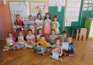 dzieci z dyplomami za udział w konkursie