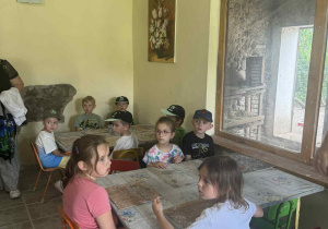 Wszystkie dzieci gotowe do pracy z gliną