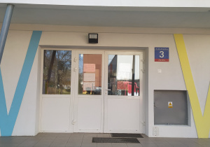Zdjęcie przedstawia wejście do przedszkola