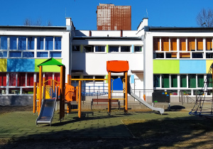 Zdjęcie przedstawia budynek przedszkola oraz plac zabaw