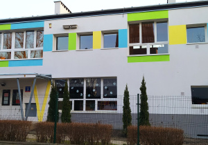 Zdjęcie przedstawia budynek przedszkola od strony wejścia