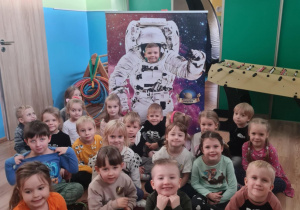 Szymon pozuje jako astronauta.