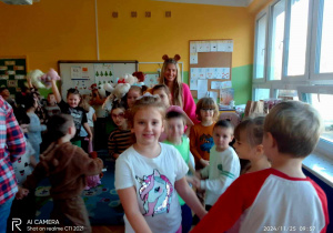 dzieci tańczą