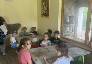 Wszystkie dzieci gotowe do pracy z gliną