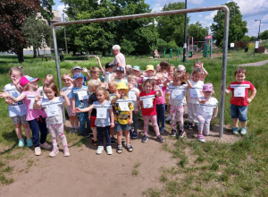 Zdjęcie przedstawia grupę Dinusiów przed zawodami sportowymi