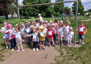 Zdjęcie przedstawia grupę Dinusiów