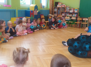 Zdjęcie przedstawia początek zajęć z piłką