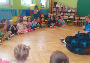 Zdjęcie przedstawia początek zajęć z piłką
