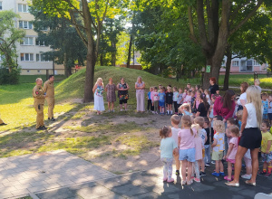 Zdjęcie przedstawia dzieci oraz cały personel na miejscu zbiórki