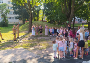 Zdjęcie przedstawia dzieci oraz cały personel na miejscu zbiórki