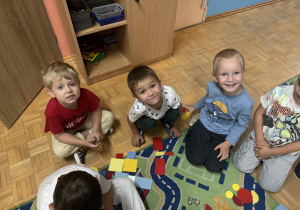 Chłopcy zadowoleni ze swoich prac