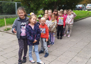 Zdjęcie przedstawia przedszkolaki wyruszające na zajęcia terenowe