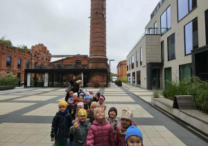 Kotki przed teatrem