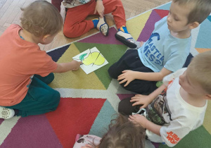 Dzieci układają puzzle