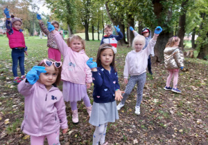 Zdjęcie przedstawia dzieci sprzątające świat