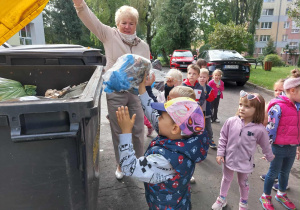 Zdjęcie przedstawia dzieci, które dbają o porządek