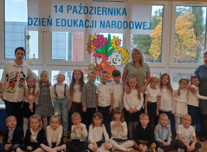 Żabki pozują z paniami