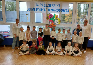 Zdjęcie przedstawia grupę Dinusiów