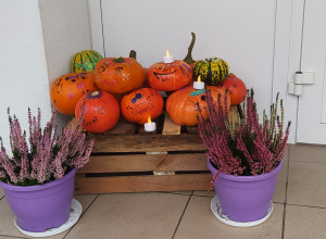 Zdjęcie przedstawia dynie ozdobione przez dzieci