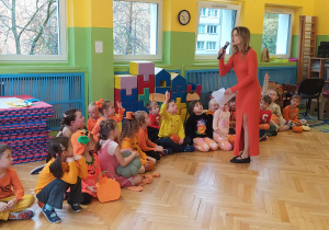Zdjęcie przedstawia dzieci, które odgadują zagadki o dyniach