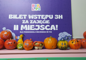 Zdjęcie przedstawia ozdobione dynie