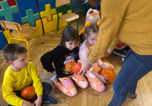 Pani Ania pokazuje dynie w środku