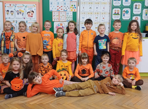 Dzieci przebrane na pomarańczowo