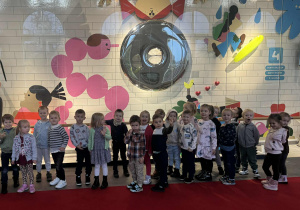 Przed wejściem na salę teatru