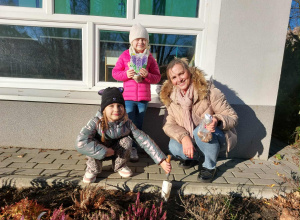 Zdjęcie przedstawia dzieci oraz panią Renatkę podczas sadzenia tulipanów