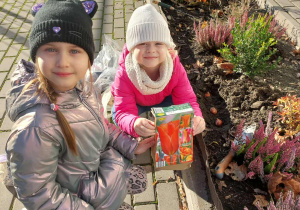 Zdjęcie przedstawia dziewczynki podczas prac ogrodowych