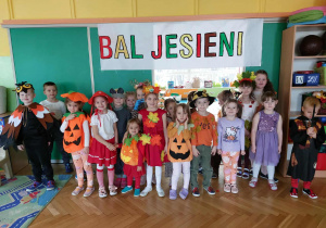 Zdjęcie przedstawia dzieci przebrane w jesienne stroje