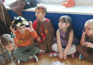 Zdjęcie przedstawia dzieci podczas balu