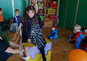 Zdjęcie przedstawia dziewczynkę podczas zabawy ruchowej