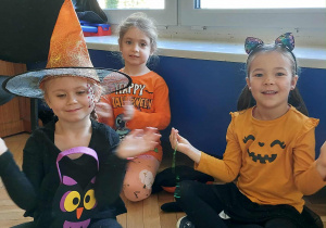 Zdjęcie przedstawia dzieci w strasznie fajnych strojach