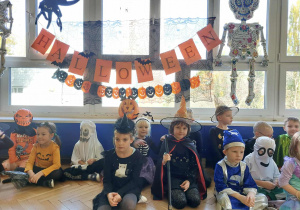 Zdjęcie przedstawia dzieci w oczekiwaniu na bal