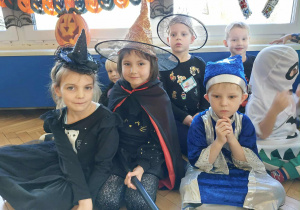 Zdjęcie przedstawia dzieci w oczekiwaniu na bal