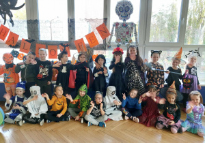 Dinusie w strasznie fajnych strojach