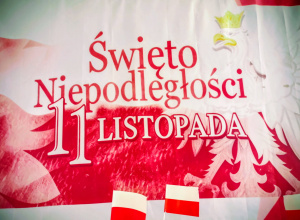 Zdjęcie przedstawia dekorację z okazji Święta Niepodległości