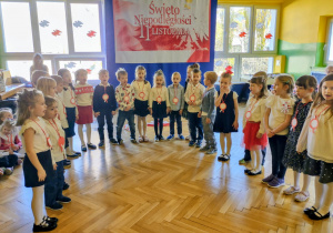 Zdjęcie przedstawia dzieci z grupy Żabki