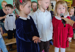 Zdjęcie przedstawia maluszki