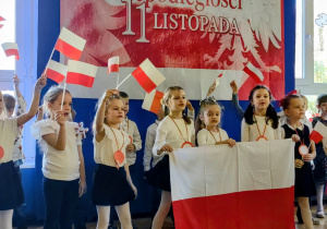 Zdjęcie przedstawia dzieci podczas uroczystości