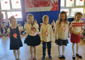 Zdjęcie przedstawia dzieci podczas uroczystości