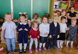 Zdjęcie przedstawia maluszki