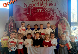 Zdjęcie przedstawia grupę Biedronek