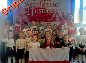 Zdjęcie przedstawia grupę Dinusie