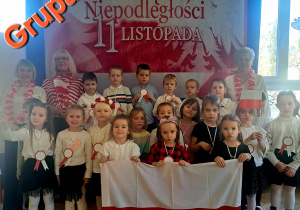 Zdjęcie przedstawia grupę Dinusie