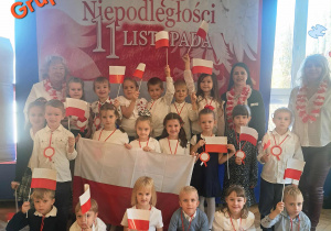 Zdjęcie przedstawia grupę Misie