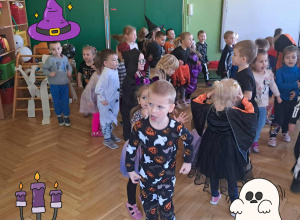 dzieci bawia sie na zabawie halloweenowej