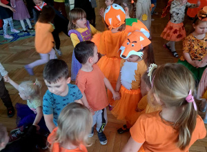 zdjecie przedstawia tanczace dzieci