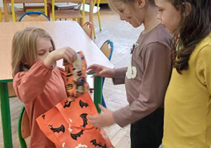 Marcelina rozdaje halloweenowe prezenty